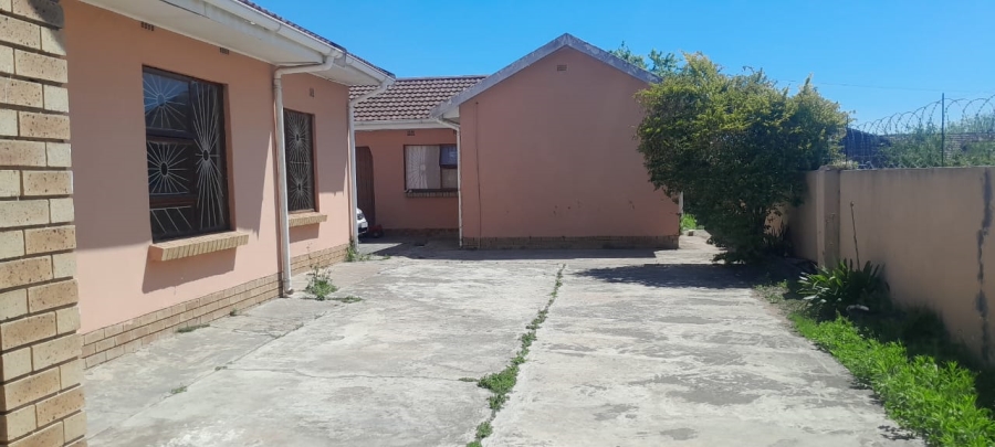 To Let 4 Bedroom Property for Rent in Southernwood Eastern Cape